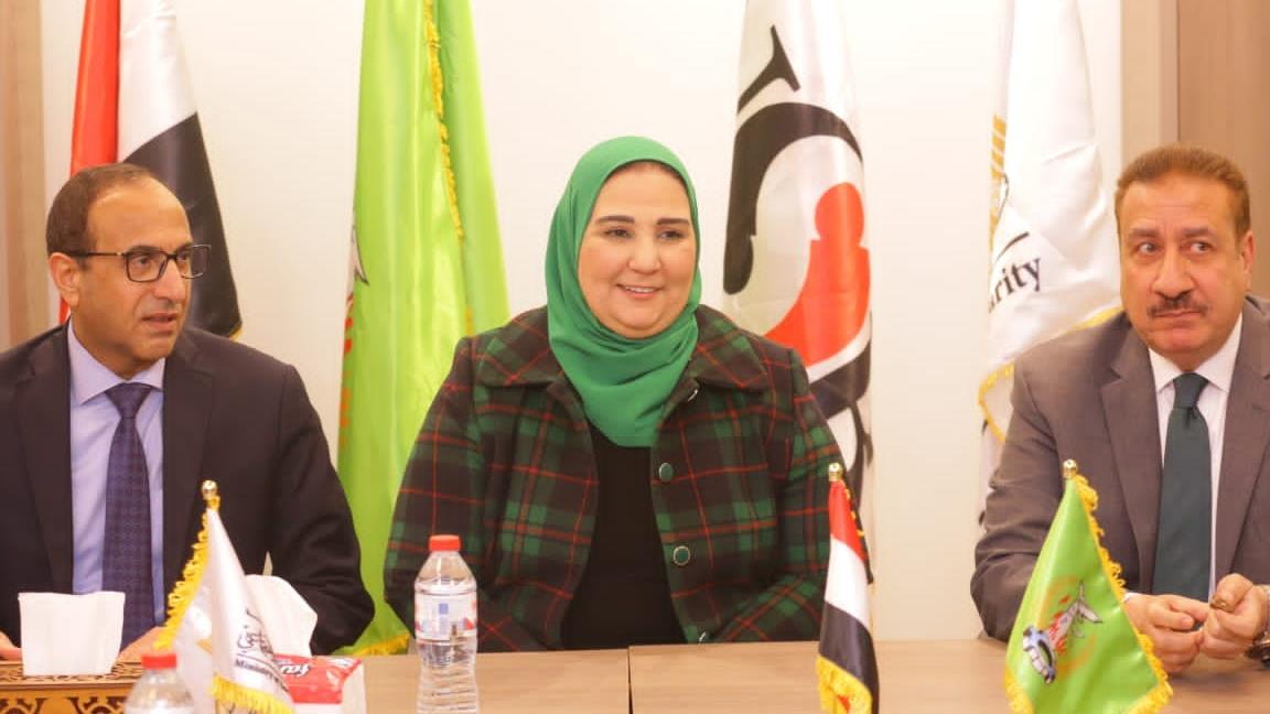 وزيرة التضامن الاجتماعي خلال لقائها مع محافظ المنو