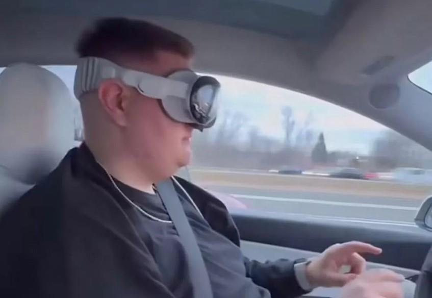 قيادة السيارة بارتداء نظارة الواقع الافتراضي