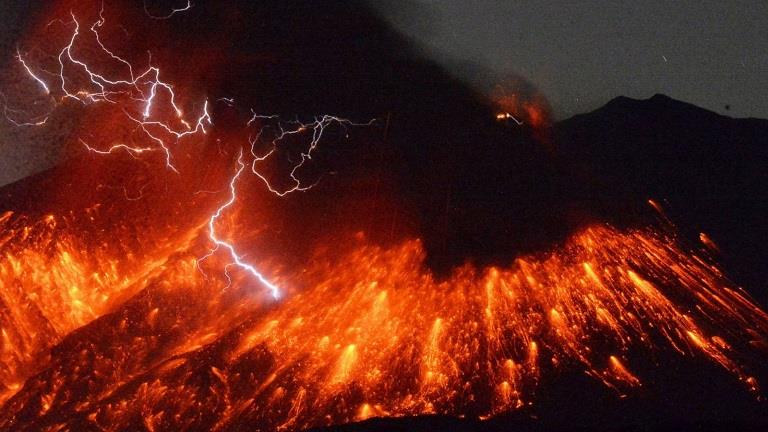 يعتقد باحثون أن البرق البركاني كان له دور في نشأة 
