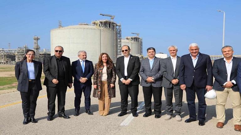 السفيرة الأمريكية تزور مصنع دمياط لإسالة الغاز الط