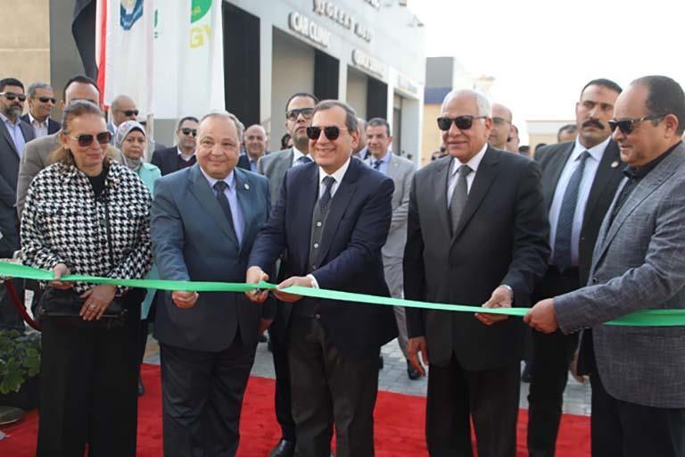 وزير البترول ومحافظ الجيزة يفتتحان محطتي غاز الطبيعي بدائرى الهرم