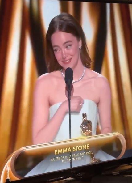 إيما ستون تفوز بجائزة أفضل ممثلة في دور رئيسي