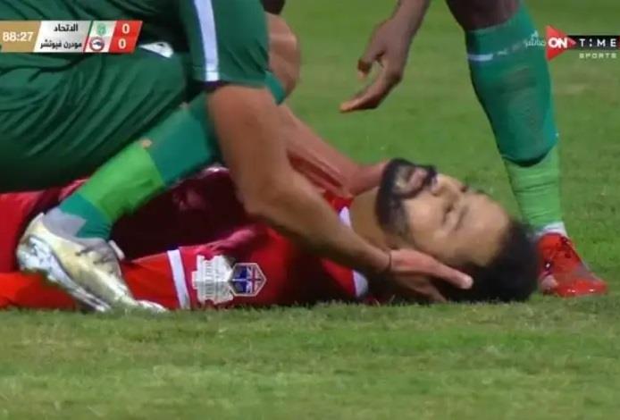 لحظة سقوط أحمد رفعت في مباراة الاتحاد
