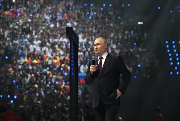 رسائل بوتين في ختام مهرجان الشباب العالمي