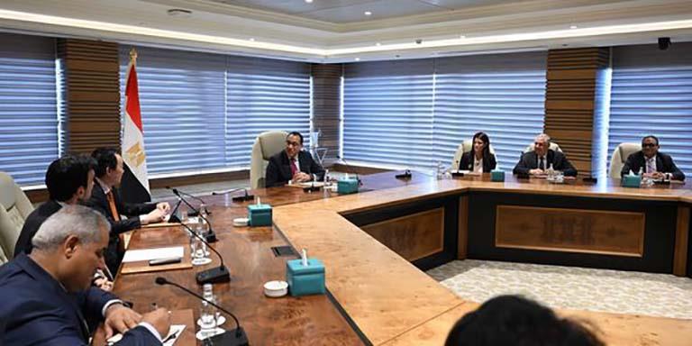 رئيس الوزراء خلال الاجتماع (2)