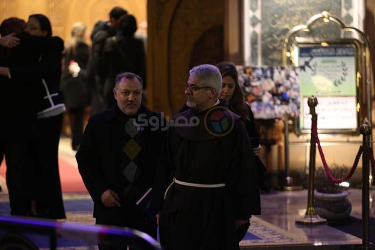 انهيار رانيا فريد شوقي في عزاء والدتها