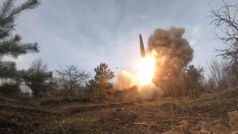 الجيش الروسي يطلق صواريخ باليستية ارشيفية