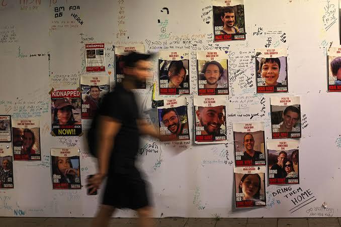 جدارية تحمل صور الأسرى الإسرائيليين