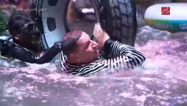 هموت يا رامز.. فريق برنامج رامز جاب من الآخر يتدخل لإنقاذ عبدالناصر زيدان من الغرق