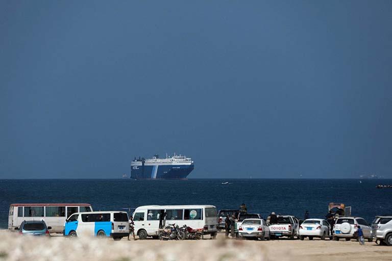 فقدان وإصابة 7 أشخاص من طاقم سفينة قرب السواحل الي