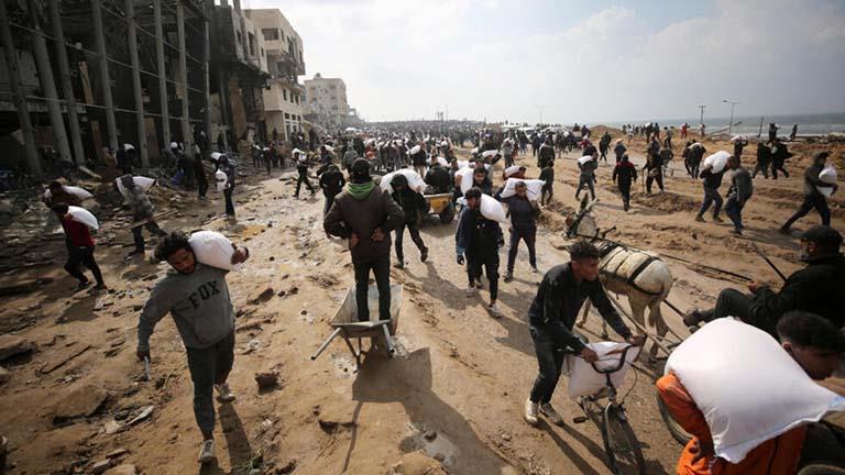 استشهاد 7 فلسطينيين بقصف إسرائيلي خلال انتظار المس