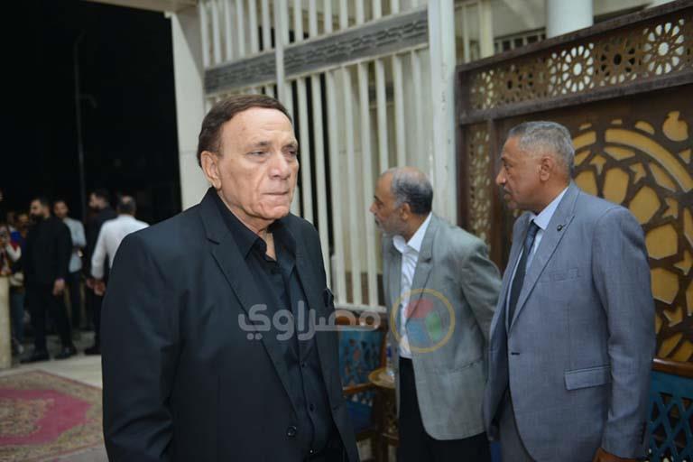 بالصور.. شبيه عادل إمام يصل عزاء الراحلة شيرين سيف النصر