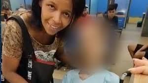 امرأة في البرازيل تصطحب جثة عمها