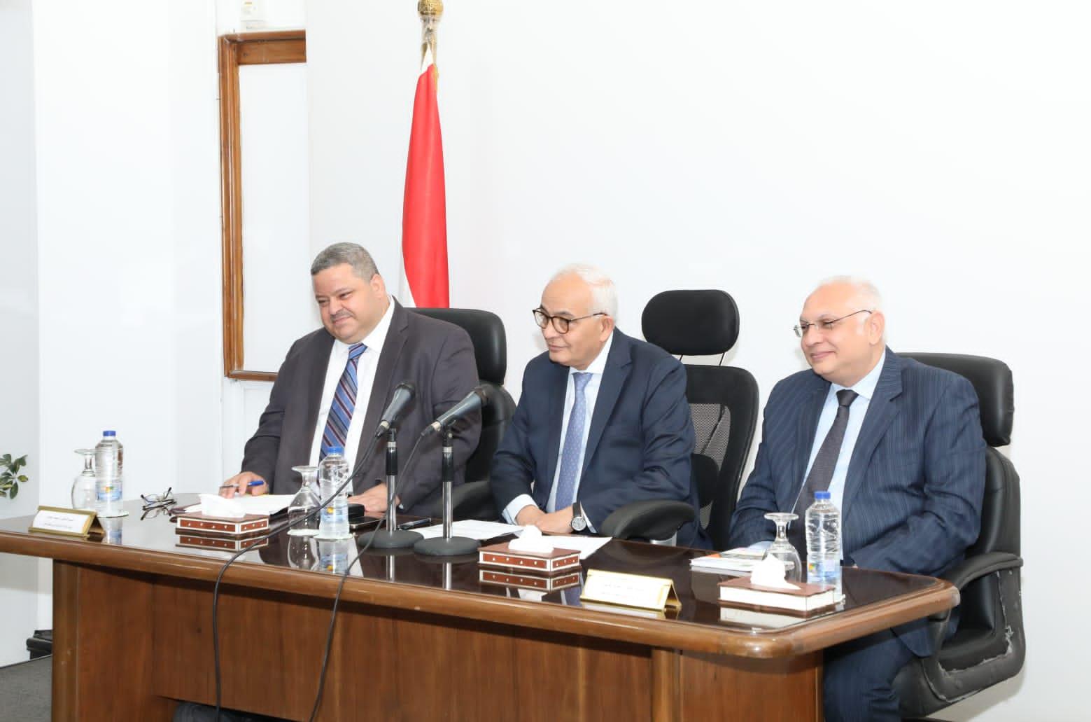 الوزير خلال اجتماعه مع رؤساء لجان النظام والمراقبة