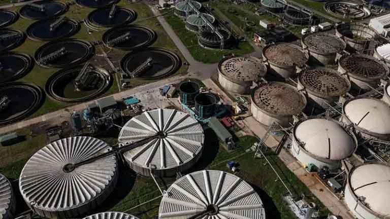 في الدول الغربية، تتم بالفعل تصفية المياه التي تخرج من الصنبور على نطاق واسع لإزالة الملوثات الضارة، لكن بعضها يتسرب عبر المياه