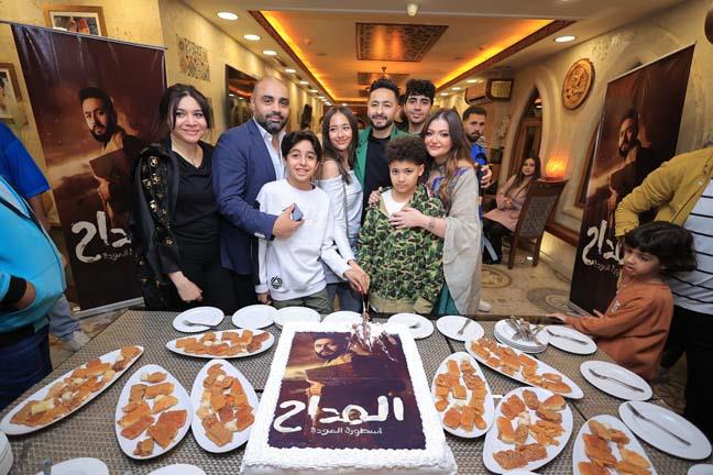 حمادة هلال يحتفل بنجاح 