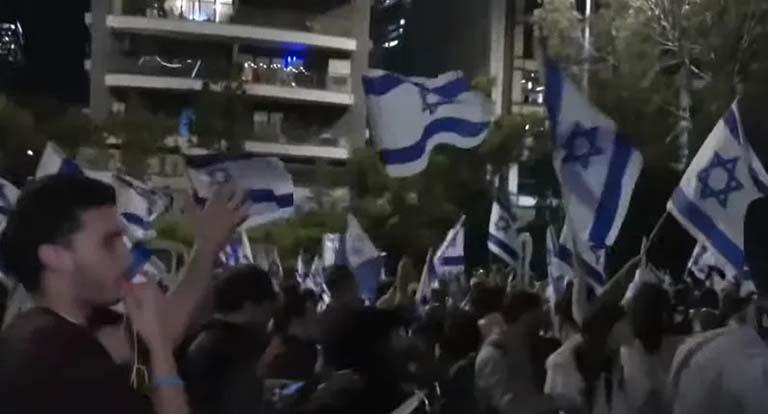 عشرات المتظاهرين في تل أبيب يطالبون إقالة وزير الد