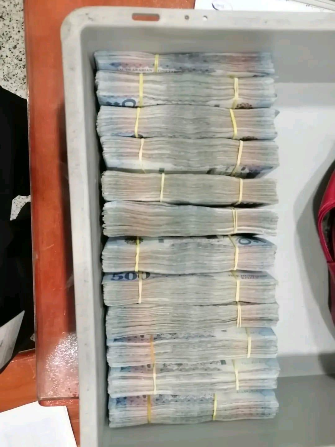 جمارك مطار برج العرب تضبط محاولة تهريب كمية من النقد الأجنبي (2)