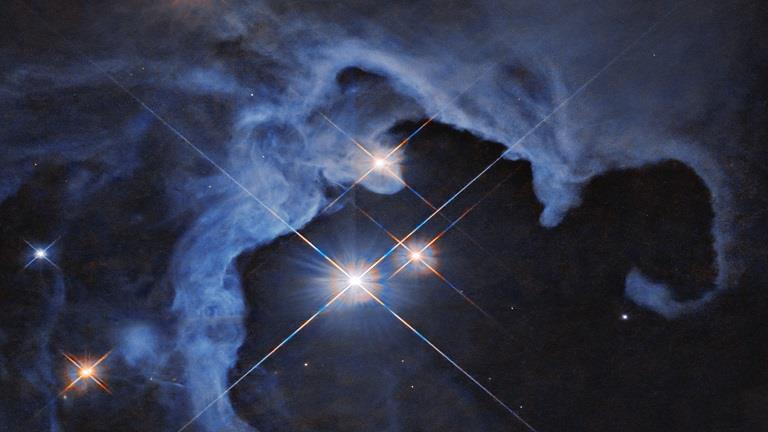 تلسكوب هابل يكتشف نظاما كونيا بثلاثة شموس
