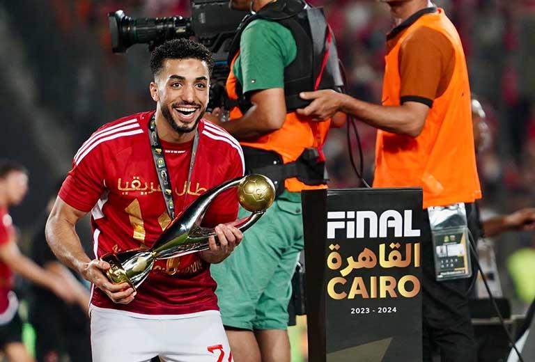 محمد عبد المنعم يحمل كأس أفريقيا
