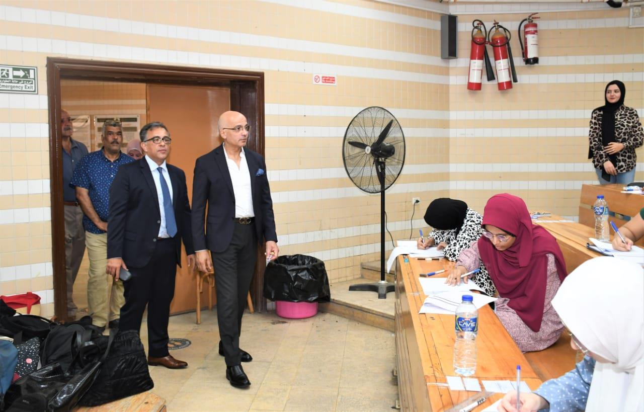 رئيس جامعة عين شمس في جولة تفقدية بلجان الامتحانات