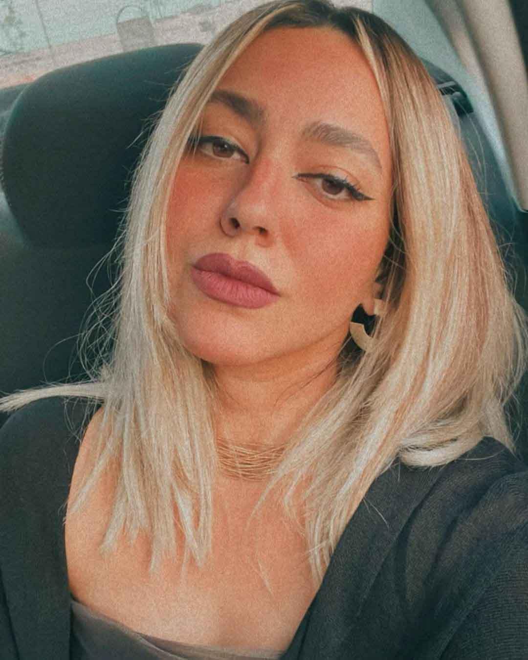 هند عبدالحليم داخل سيارتها