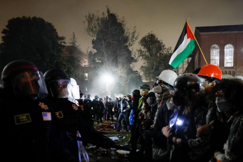 شرطة لوس أنجلوس تواجه الطلاب المؤيدين للفلسطينيين 