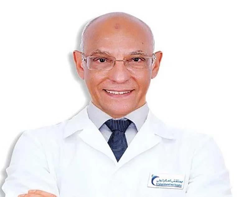 الدكتور أحمد عبد العزيز أستاذ جراحة العظام بكلية ط