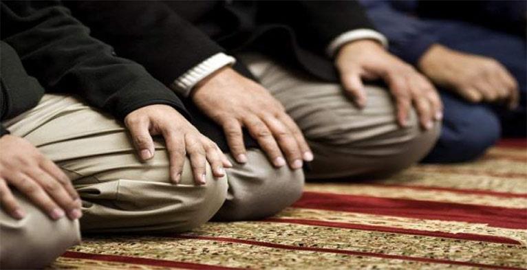 هل تجوز الصلاة خلف إمام المسجد وهو جالس؟