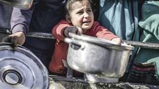 طفلة فلسطينية تنتظر الطعام