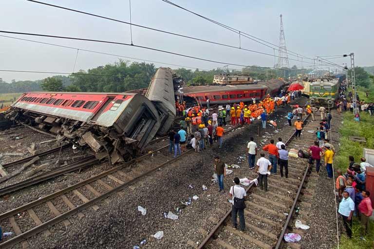 حادث تصادم قطارين بالهند