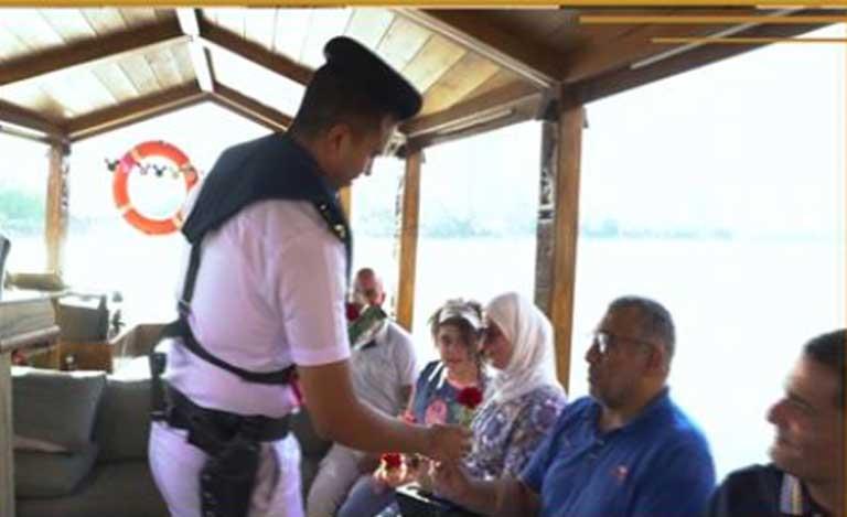 الداخلية تشارك المواطنين احتفالات