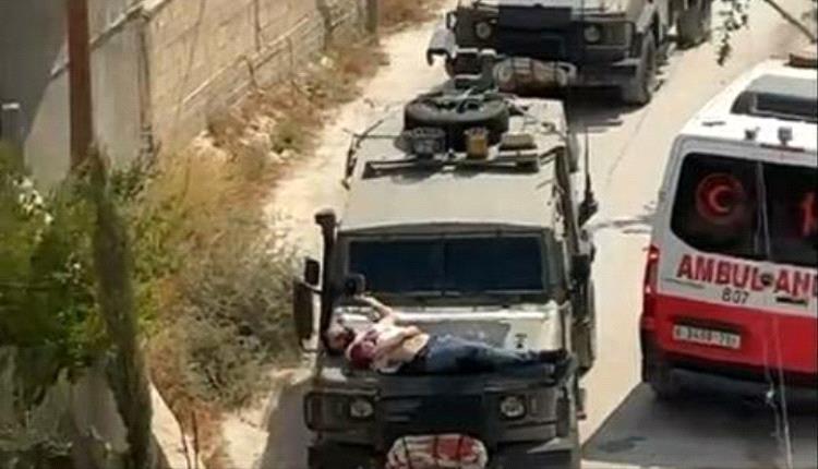 جيش الاحتلال يربط مصابًا فلسطينيًا بمقدمة عربة عسك