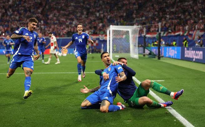 احتفال لاعبي إيطاليا بهدف التعادل ضد كرواتيا
