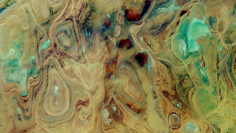 حوض تانزروفت في الصحراء الكبرى في جنوب الجزائر