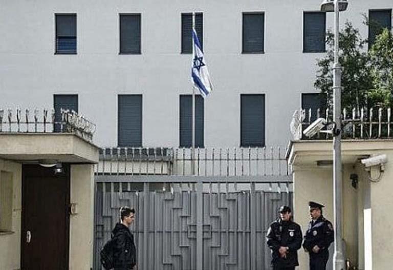 الهجوم على رجل شرطة خارج السفارة الإسرائيلية