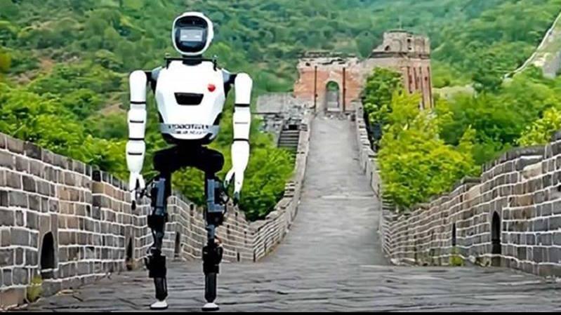 الروبوت XBot-L يسير على سور الصين العظيم