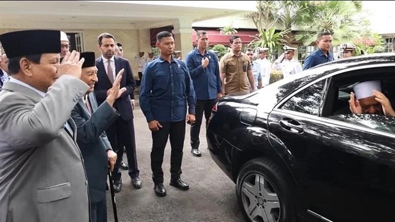 الرئيس الإندونيسي يؤدي التحية العسكرية لشيخ الأزهر