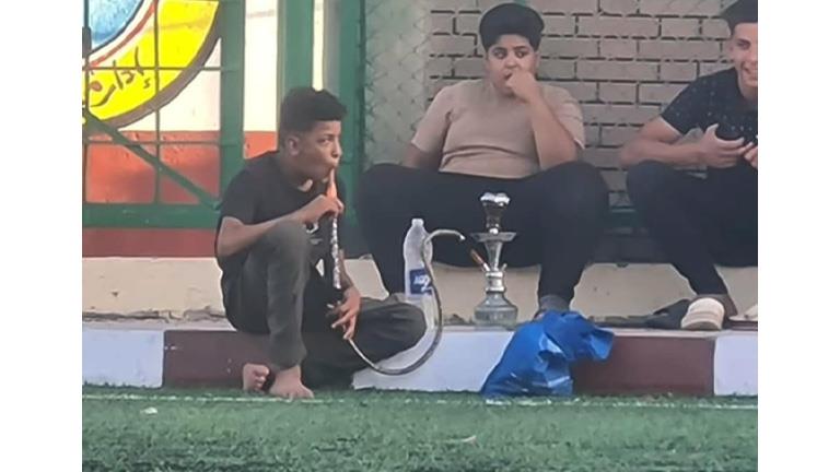 أطفال تدخن الشيشة داخل مركز شباب بالغربية