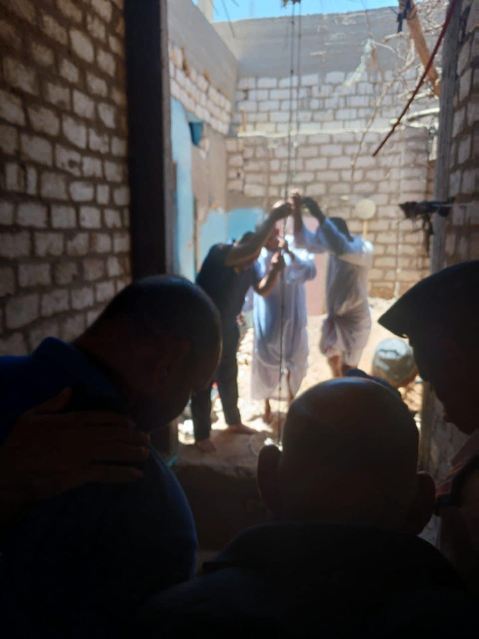 إنقاذ شاب انهار عليه بئر