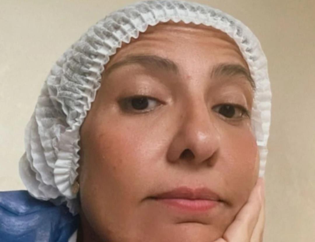 صورة من غرفة العمليات .. الفنانة مي كساب تخضع لعملية جراحية