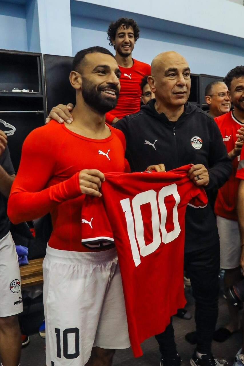 احتفال بمحمد صلاح بالوصول إلى 100 هدف (1)