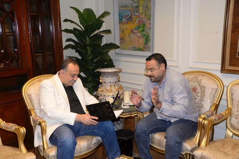 محافظ أسيوط يشيد برسالة ماجستير محمود عجمي حول الإعلام الرقمي (1)