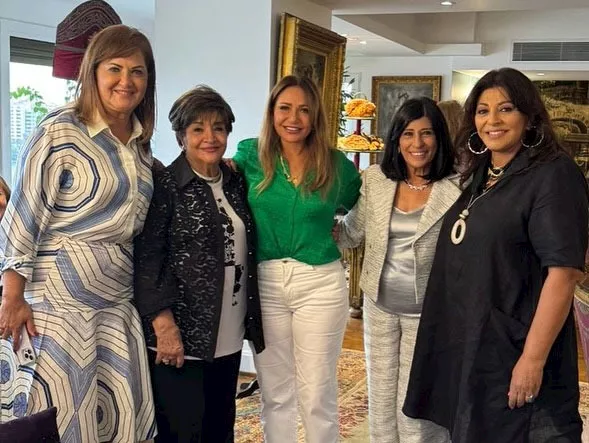 ليلى علوي تهنئ إيناس الدغيدي بزواجها.. ماذا قالت؟