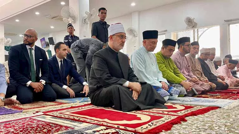 المفتي يؤدي صلاة الجمعة بمسجد القدوس بالعاصمة الماليزية Published (2)