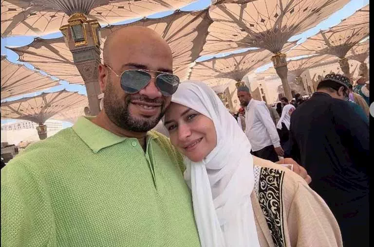 حاتم صلاح يؤدي مناسك العمرة ويزور المسجد النبوي رفقة زوجته_5