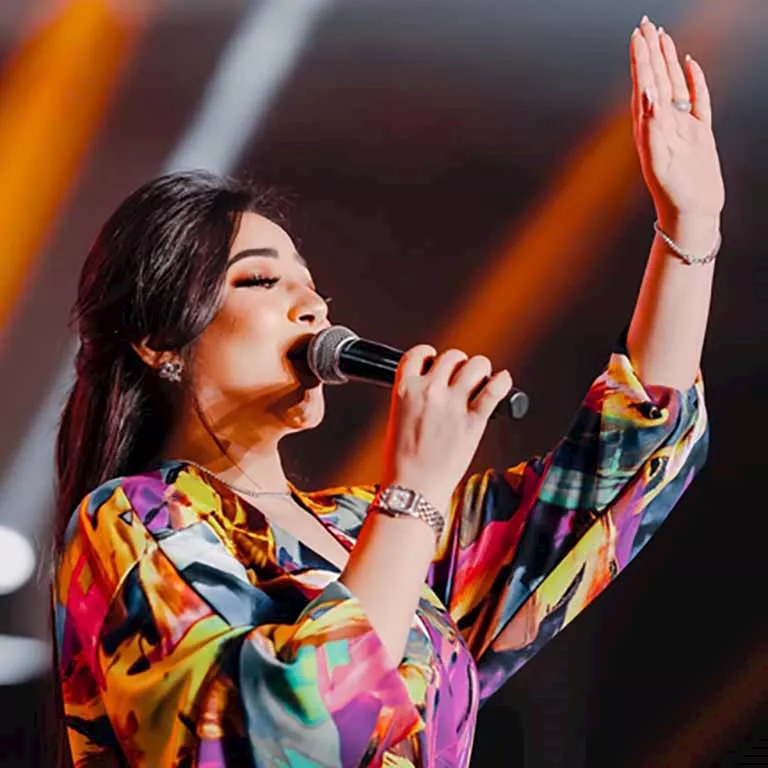 المطربة رحمة محسن تغني