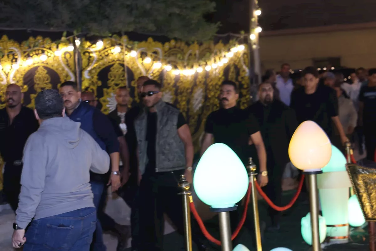 حضور محمد رمضان وبكاء محمود الليثي.. 25 صورة من عزاء إسماعيل الليثي