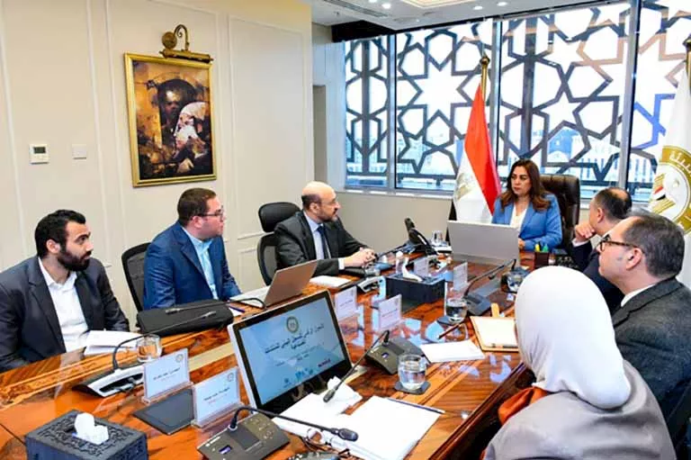 منال عوض تتابع منظومة التحول الرقمي للسجل البيئي للمنشآت الصناعية (2)