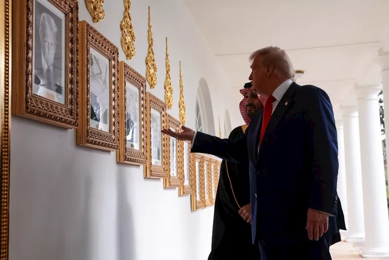 ترامب وبن سلمان أمام صورة بايدن المستبدلة بتوقيع إلكتروني